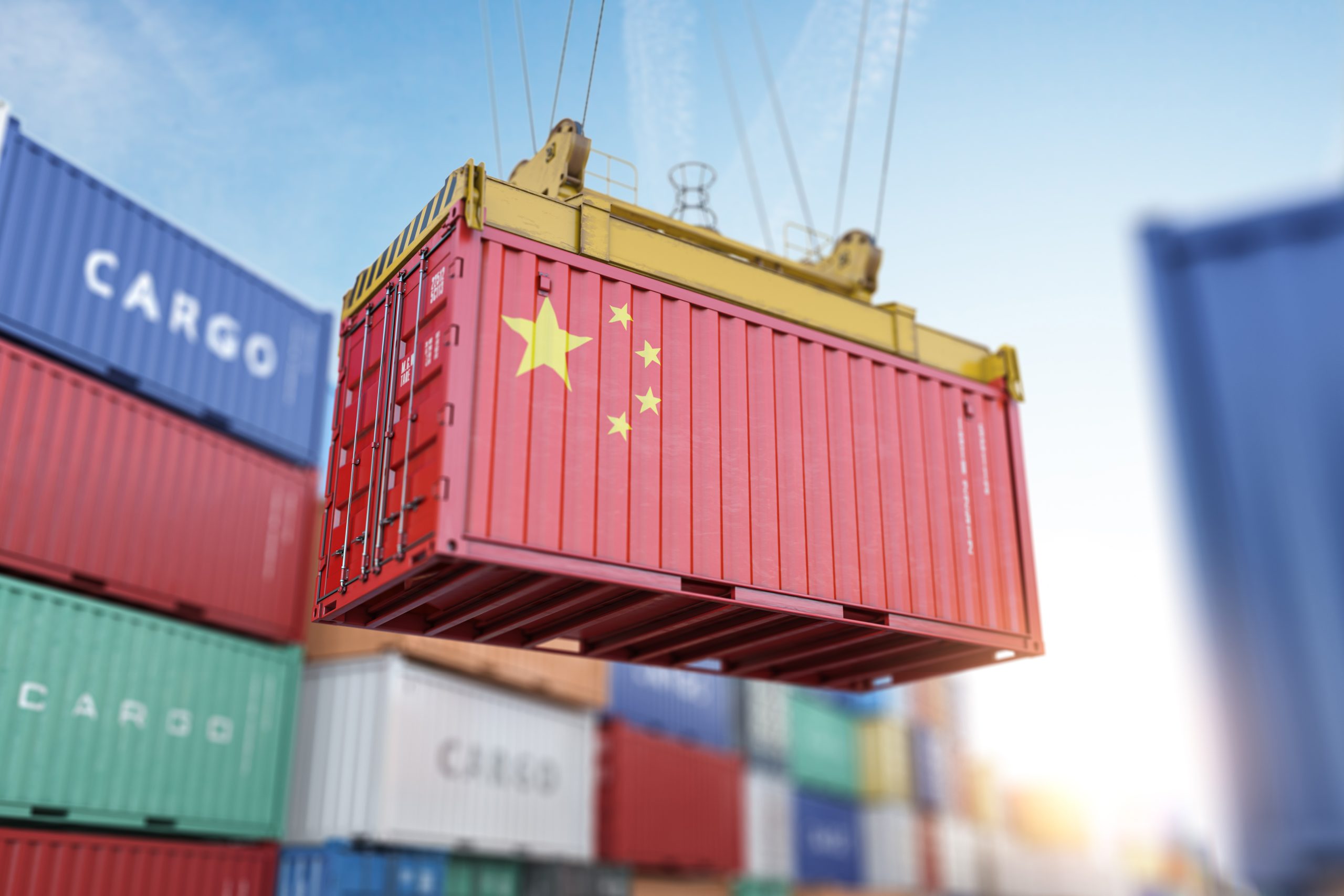 Cargo shipping container with China flag in a port harbor. Production, delivery, shipping and freight transportation of chinese products concept. 3d illustration (Bild: Maksym Yemelyanov/stock.adobe.)